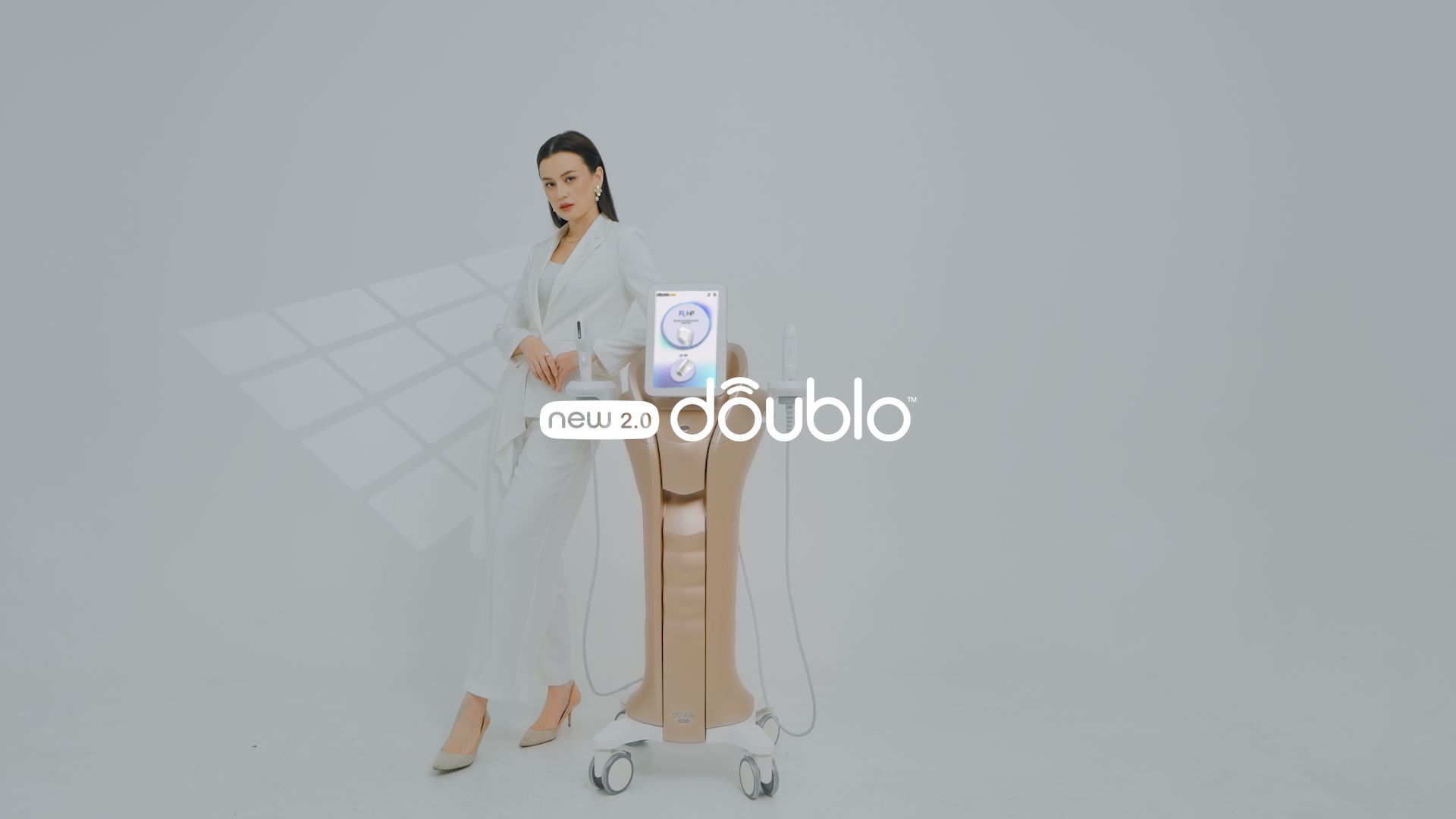 Rahasia tampilan wajah kencang dan terdefinisi Kimberly Ryder. New Doublo 2.0 menghadirkan teknologi instant lifting yang bekerja lembut dari dalam untuk hasil kecantikan yang alami dan elegan.