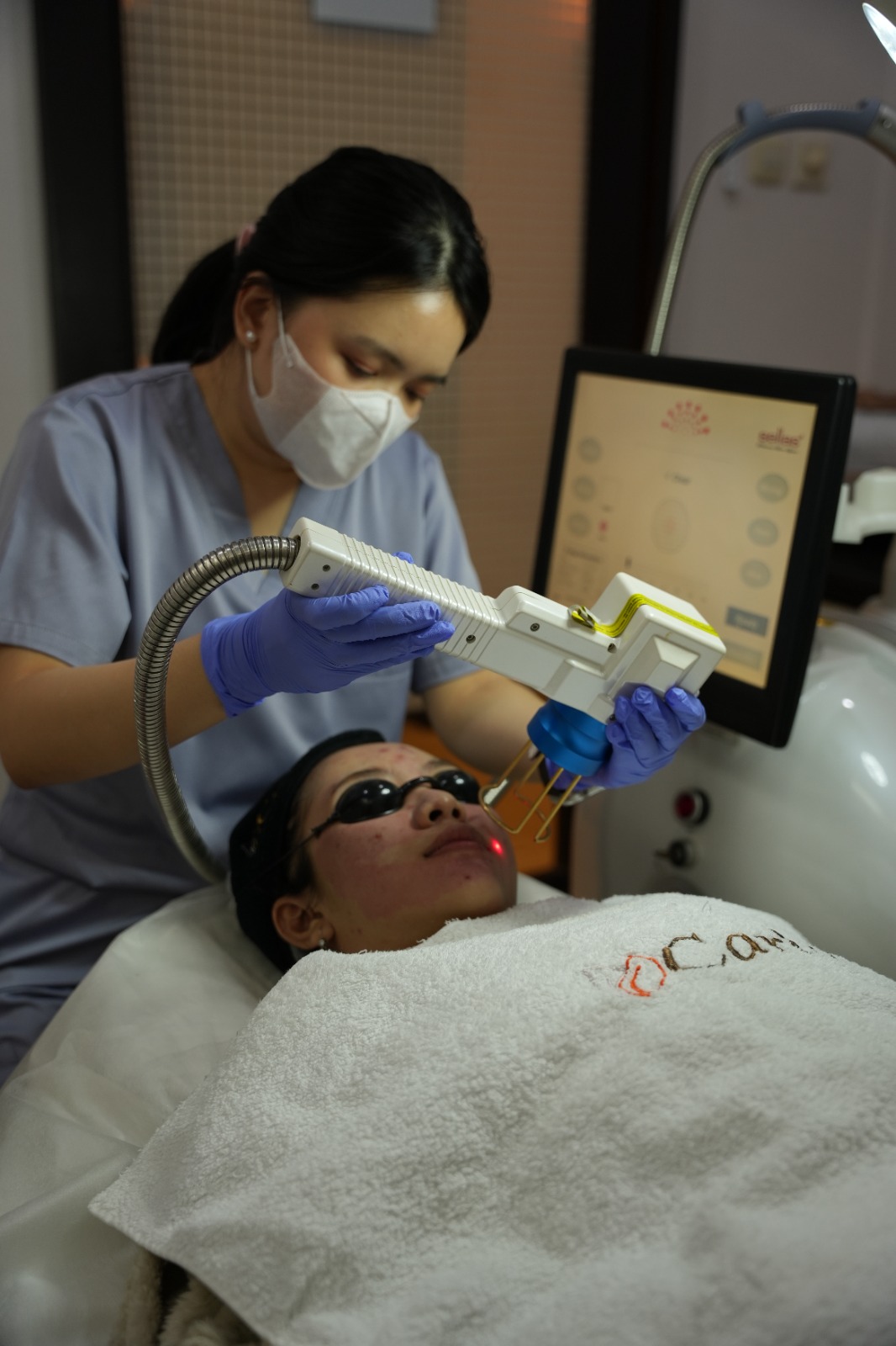 dr. Hizkia melakukan treatment Laser Sella C4 Rejuvenation untuk membantu meremajakan kulit, memperbaiki tekstur, dan memberikan tampilan kulit yang lebih sehat di Carla Skin Clinic.