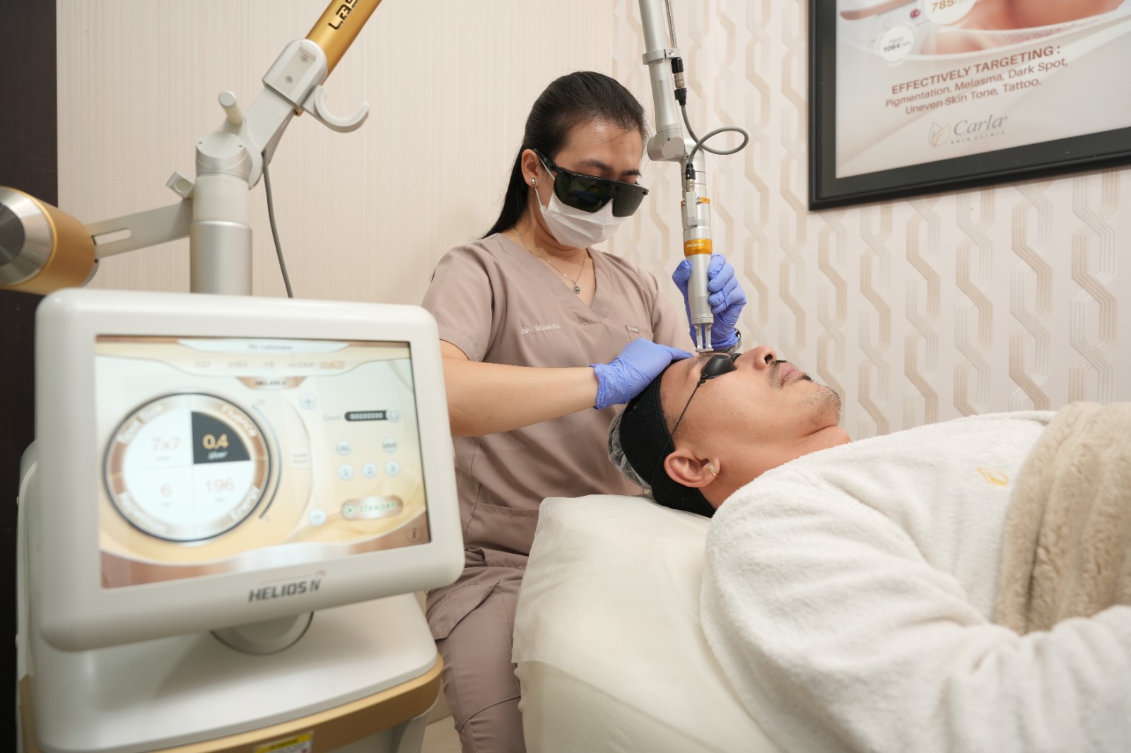 dr. Nadella melakukan treatment MelaKlear 785 Pico Laser untuk membantu mengatasi melasma dan hiperpigmentasi dengan teknologi laser presisi di Carla Skin Clinic