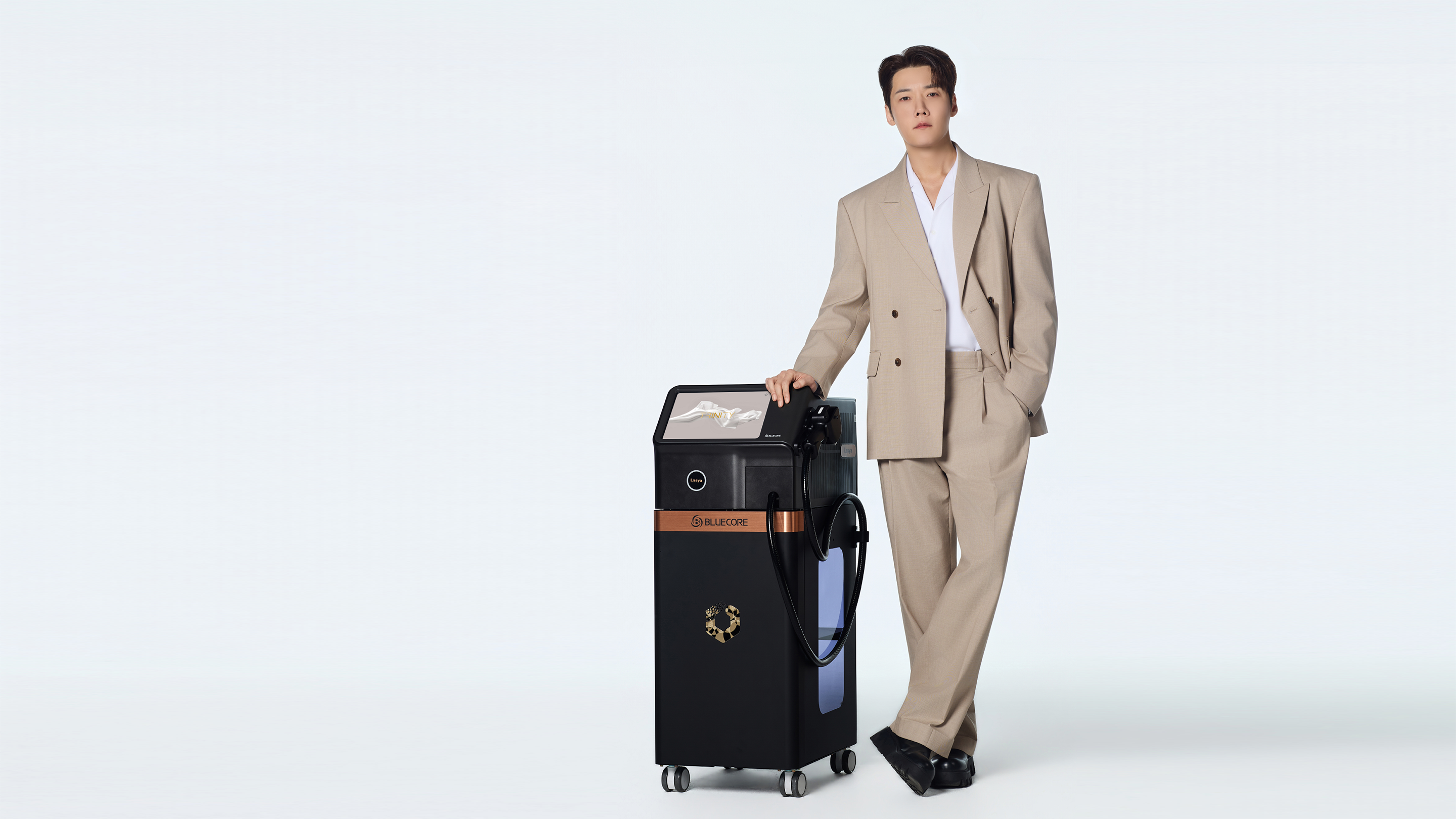Choi Jin Hyuk, artis Korea, tampil bersama Trinity Liftoning dari Carla Skin Clinic, treatment lifting untuk membantu menjaga tampilan wajah tetap kencang dan youthful.