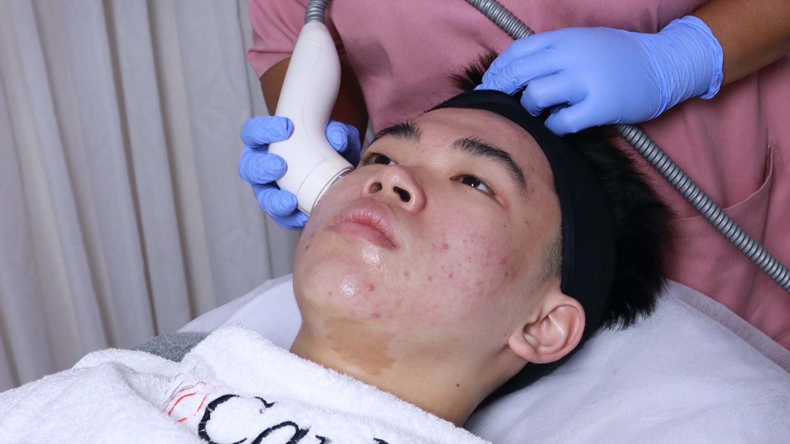 Pasien sedang menjalani treatment mengatasi jerawat dari akar dengan Acne Clear Pro.