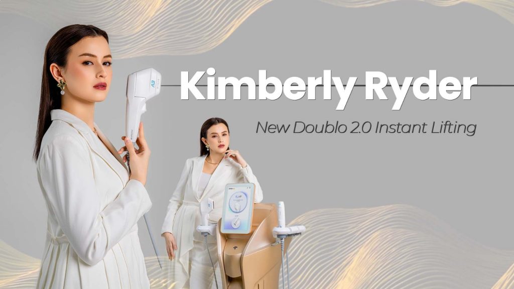 Aktris Kimberly Ryder berpose dengan perangkat medis estetika New Doublo 2.0 untuk perawatan pengencangan wajah instant lifting di Carla Skin Clinic.